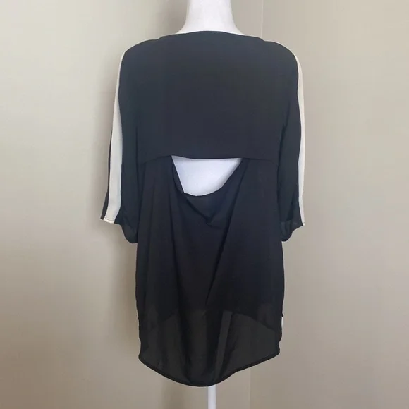 Black & White 3/4 sleeve Blouse with Cut-out Back & Geometric Design Front - Picture 5 of 7